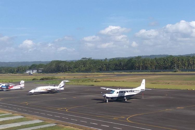 Sejumlah pesawat terparkir di Bandara Nusawiru, Pangandaran, Rabu (17/7/2019). Bandara ini terus berbenah untuk menyambut wisatawan yang hendak berlibur ke Pangandaran.