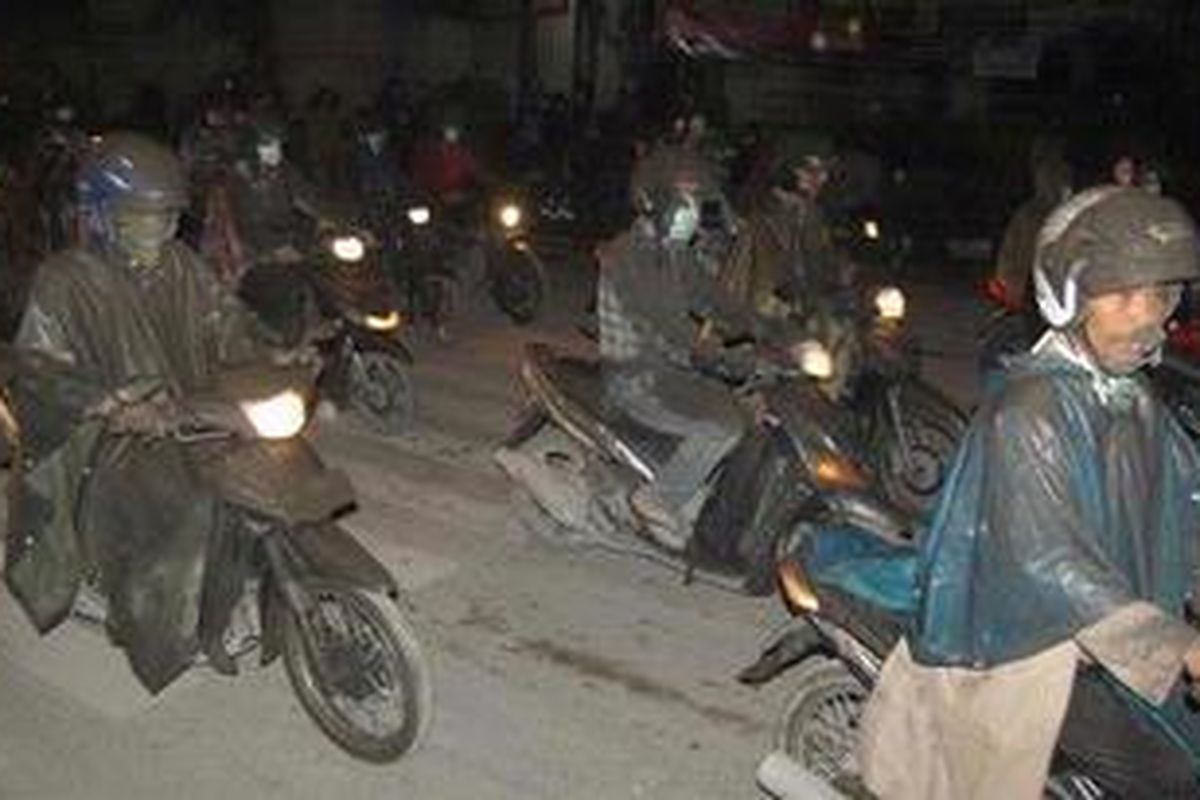 Warga yang mengungsi terlihat melewati perempatan Jalan Kaliurang, Kentungan, Yogyakarta, Jumat (5/11/2010) dini hari untuk menyelamatkan diri dari letusan Merapi.