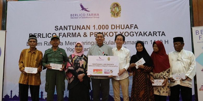 Irwan Hidayat selaku direktur PT Berlico Mulia Farma secara simbolis memberikan santunan kepada 1000 kaum Dhuafa Yogyakarta