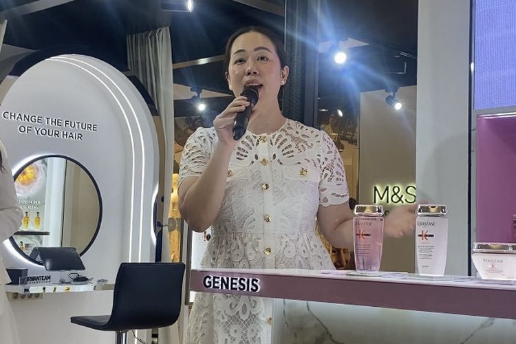 Ivonne Vania dalam acara launching the First Kerastase Kiosk di Senayan City, Jakarta Pusat, Senin (28/4/2025).
