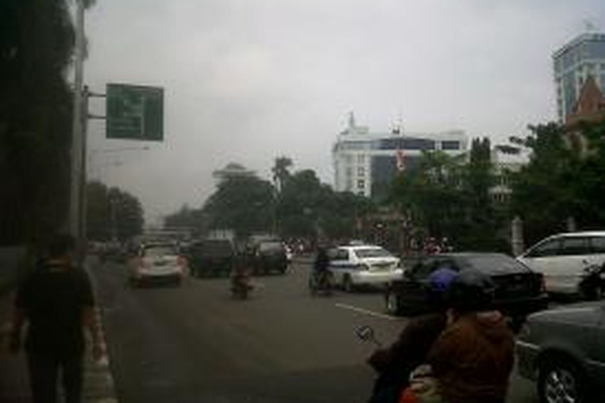 Genangan air di dekat Stasiun Gambir, Jakarta Pusat, telah surut pada Rabu (5/2/2014) siang. Banjir setinggi 40 cm sempat merendam kawasan pemerintahan tersebut pada Rabu pagi dan menyebabkan kemacetan lalu lintas.