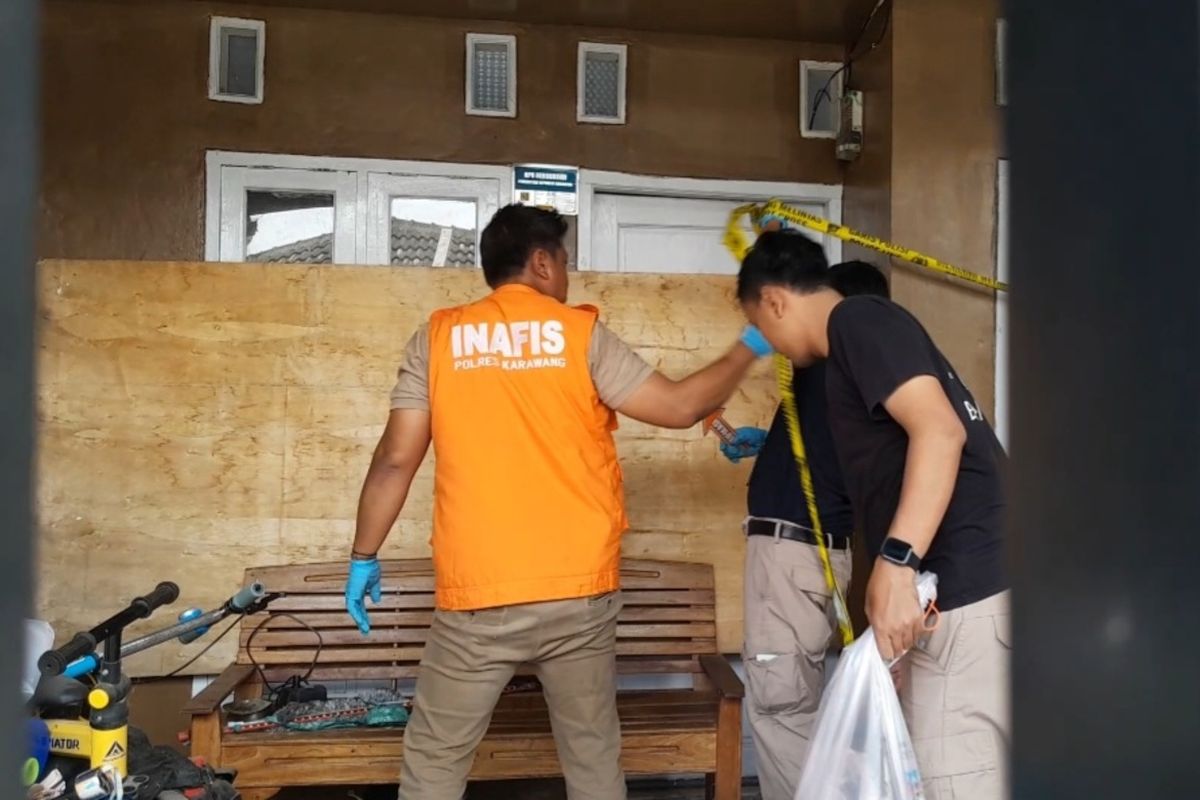 Tim Inafis Polres Karawang usai melakukan olah TKP kasus penganiayaan berujung maut di Desa Lemahmulya, Majalaya, Karawang, Jawa Barat, Kamis (12/6/2025).