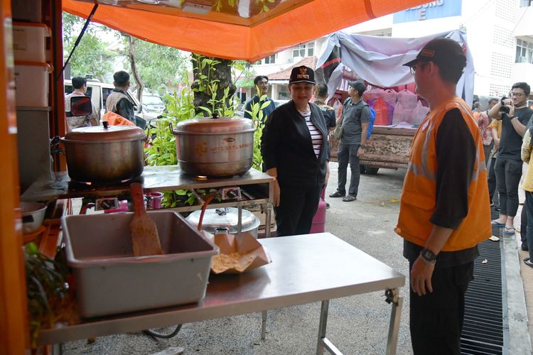 Wali Kota (Walkot) Semarang Hevearita Gunaryanti Rahayu melakukan kunjungan untuk meninjau sejumlah titik banjir di Kota Semarang, Kamis (14/3/2024).