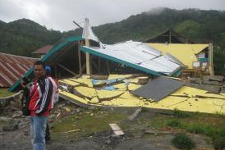 Salah satu rumah warga yang rusak berat karena bencana gempa yang melanda Kabupaten Aceh Tengah, 2 Juli 2013 lalu, hingga kini menunggu pencairan dana rehab dari pemerintah. (DESI)