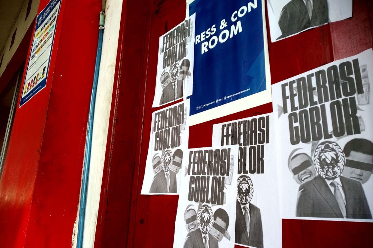 Kelompok orang tak dikenal menempel puluhan poster di pintu Kantor PSSI Kota Blitar, Kamis (9/1/2025), berisi hujatan kepada PSSI atas pemberhentian Shin Tae-yong sebagai pelatih Timnas Indonesia.