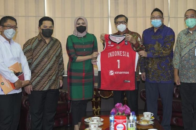 Menkumham Yasonna Laoly memperlihatkan jersey Timnas Basket Indonesia usai membahas percepatan proses naturalisasi pemain di Kantor Kemenkumham Jakarta, Rabu (3/3/2021). Acara ini dihadiri Sekjen PP Perbasi Nirmala Dewi (3 dari kiri) dan Menteri BUMN, Erick Thohir (2 dari kiri).