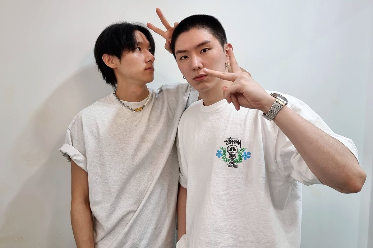 Kihyun MONSTA X (kanan) bersiap masuk wajib militer pada 22 Agustus 2023.