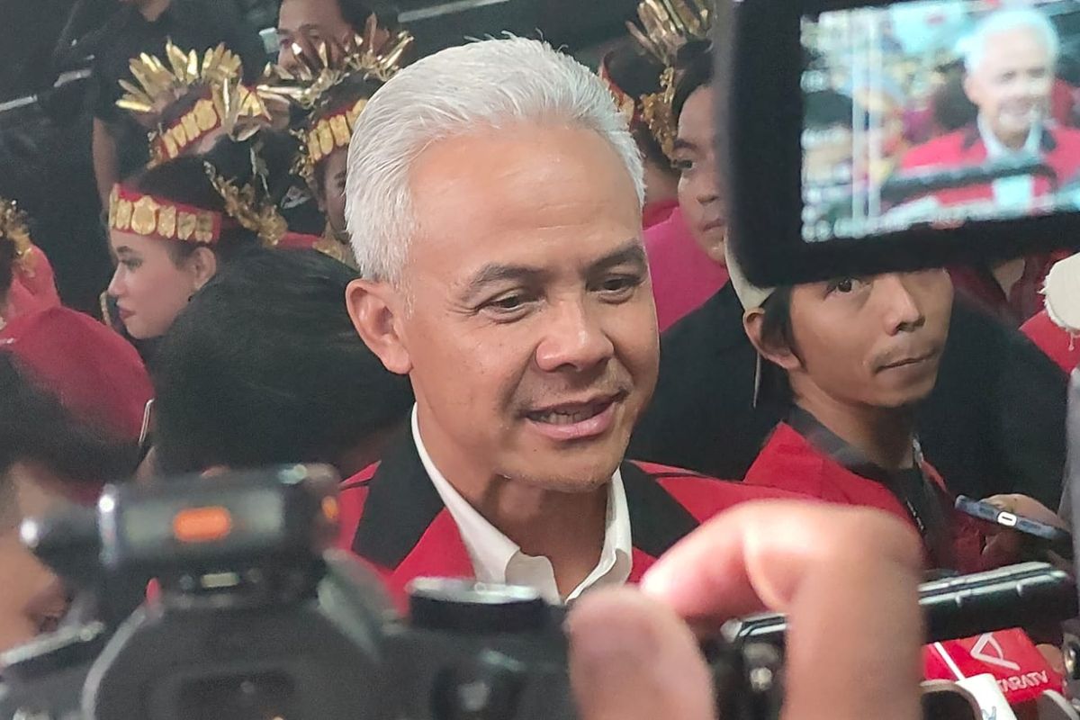 Calon presiden nomor urut 3 Ganjar Pranowo ditemui di Sekolah Partai, Lenteng Agung, Jakarta Selatan, Rabu (10/1/2024) usai acara peringatan HUT ke-51 PDI-P.