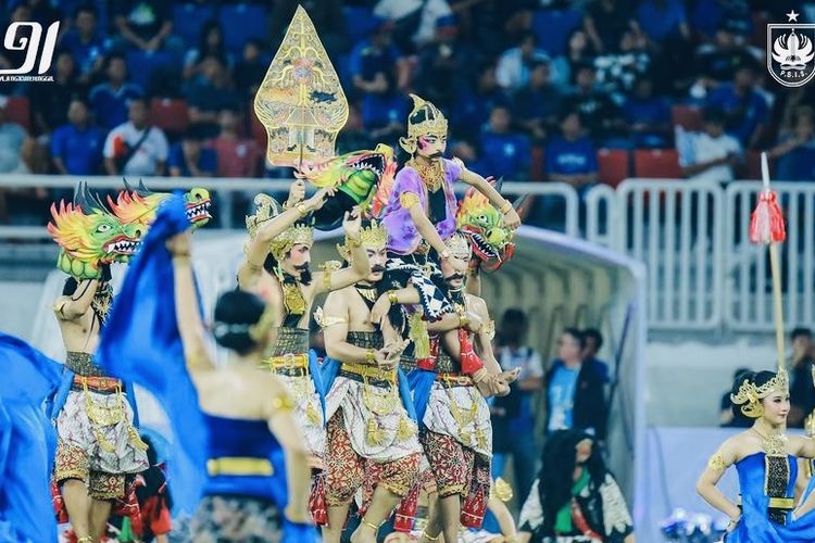 Launching tim dan jersey PSIS Semarang untuk mengarungi Liga 1 2023-2024 dimeriah dengan pertunjukan tari dan wayang orang oleh kelompok kesenian Ngesti Pandowo yang berlangsung di Stadion Jatidiri Semarang, Sabtu (24/6/2023) lalu.