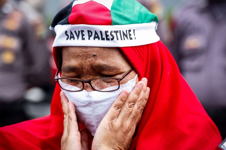 Massa mengikuti aksi unjuk rasa untuk Palestina di depan Kedubes Amerika Serikat, Jalan Medan Merdeka Selatan, Jumat (15/12/2017). Aksi bela Palestina ini dilakukan untuk merespons keputusan Presiden AS Donald Trump dalam menetapkan Jerusalem sebagai Ibu Kota Israel.