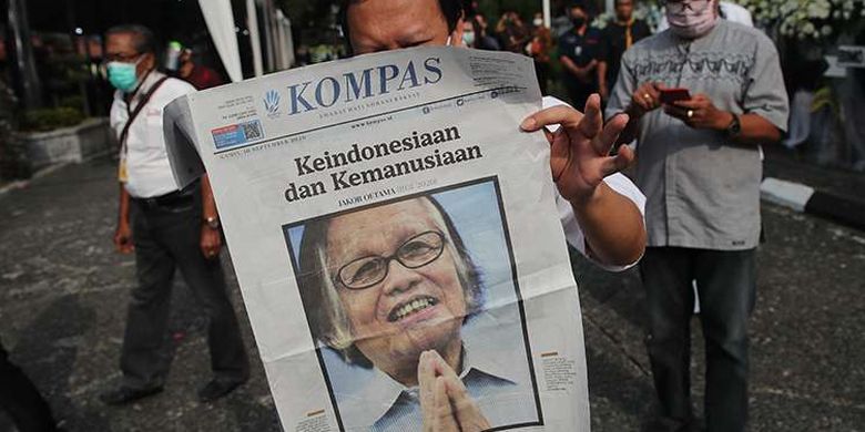 A guest who paid his last respect to Jakob Oetama, founder of Kompas Gramedia group, reading Kompas newspaper in Kompas Gramedia building in South Palmerah, Jakarta on Wednesday, September 9, 2020.   