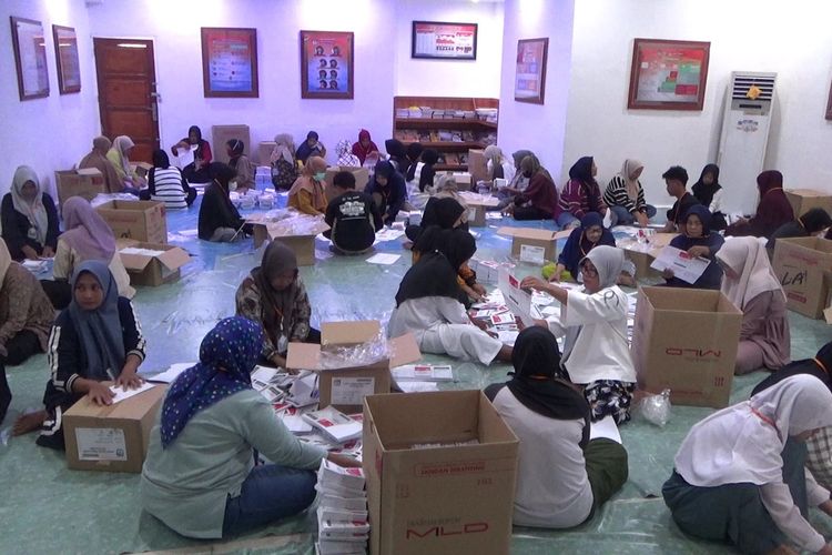 Komisi Pemilihan Umum (KPU) Kota Palopo, Sulawesi Selatan, Kamis (11/1/2024) menemukan ratusan surat suara Pemilihan Presiden dan Wakil Presiden (PPWP) mengalami kerusakan.