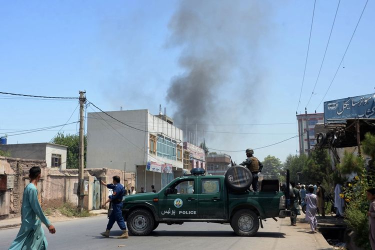 Personil keamanan Afghanistan mengamankan ruas jalan saat sebuah bom bunuh diri meledak di Jalalabad, 31 Juli 2018.