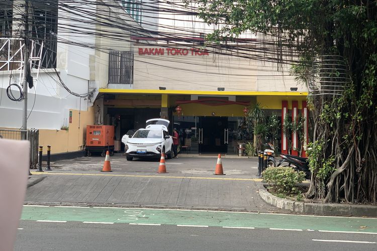 Bakmi Toko Tiga merupakan tempat makan yang menyajikan kuliner peranakan halal sehingga bisa dinikmati kalangan Muslim.