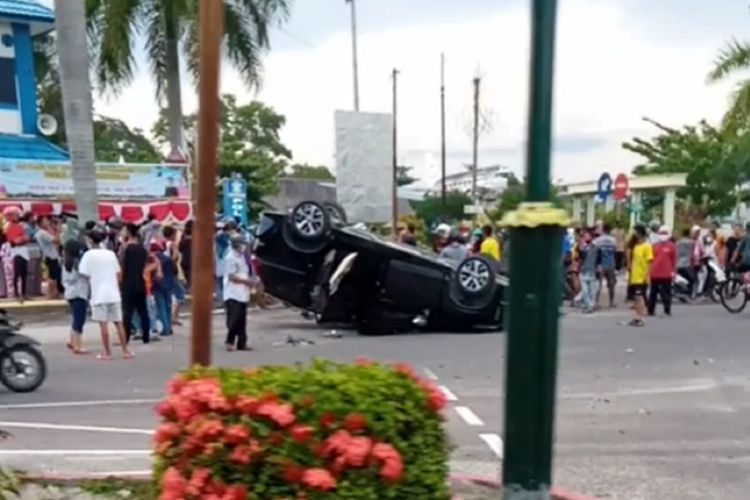 Sebuah mobil Mitsubishi Xpander terbalik setelah ditabrak dari belakang dalam kecelakaan yang terjadi di Kawasan Bundaran Pancasila, Pangkalan Bun, Kalimantan Tengah, Minggu (27/12/2020) petang. 