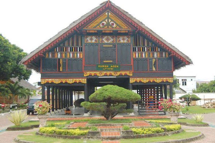Rumah tradisional Aceh yang disebut Rumoh Aceh.