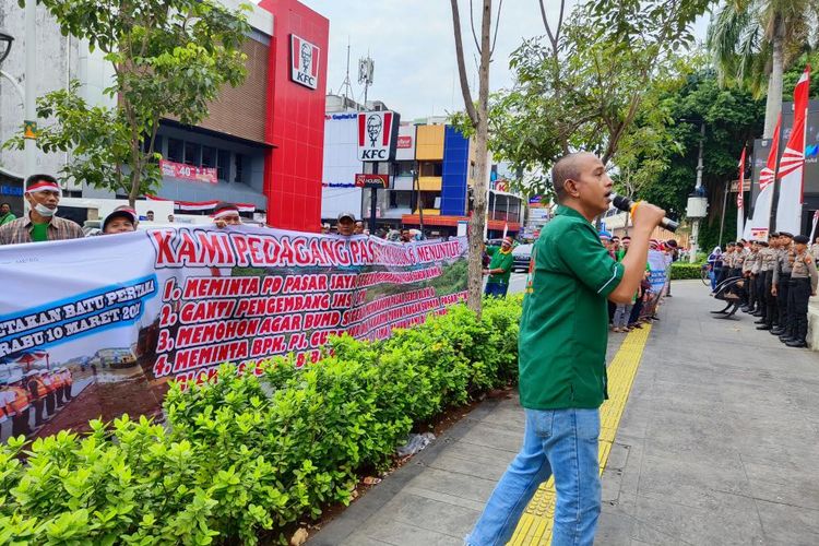 Ratusan Pedagang Pasar Senen Gelar Unjuk Rasa dari Kantor Pusat PD Pasar Jaya Cikini hingga Balaikota, Tuntut Revitalisasi, Rabu (2/8/2023). 