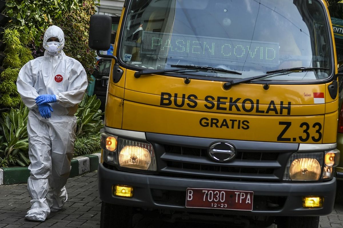 Petugas kesehatan bersiap mengantar pasien COVID-19 menuju Rumah Sakit Darurat Covid (RSDC) Wisma Atlet Kemayoran di Puskesmas Menteng, Jakarta, Minggu (20/6/2021). Data Satuan Tugas Penanganan COVID-19 per hari Minggu (20/6) menyebutkan kasus positif COVID-19 bertambah 13.737 kasus sehingga total menjadi 1.989.909 kasus, sementara kasus pasien sembuh COVID-19 sebanyak 6.385 kasus sehingga total menjadi 1.792.528 kasus. ANTARA FOTO/Galih Pradipta/hp.



