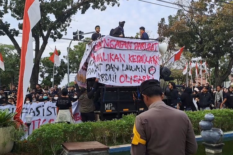 Demo di DPRD Solo, Massa Kenakan Pakaian Serba Hitam Tutup Jalan Adi Sucipto
