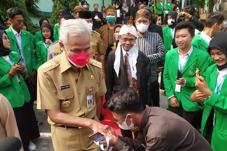 Gubernur Jawa Tengah Ganjar Pranowo usai menjadi pembicara dalam acara Pengenalan Budaya Akademik dan Kemahasiswaan yang diikuti mahasiswa baru Universitas Islam Negeri Prof KH Saifuddin Zuhri (UIN Saizu) Purwokerto, Kabupaten Banyumas, Senin (22/8/2022).