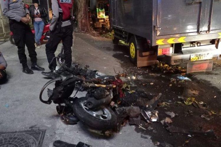 Sepeda motor dibakar saat tawuran di Muntilan, Kabupaten Magelang, Jawa Tengah, terjadi pada Minggu (15/10/2023). 