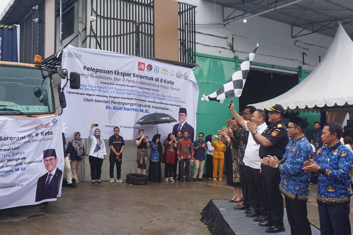 Seremoni pelepasan ekspor produk unggulan Sulawesi Selatan (Sulsel) senilai 1,68 juta dollar Amerika Serikat (AS) ke tujuh negara di halaman PT Mega Citra Karya, Makassar, Sulsel pada Rabu (17/12/2025).
