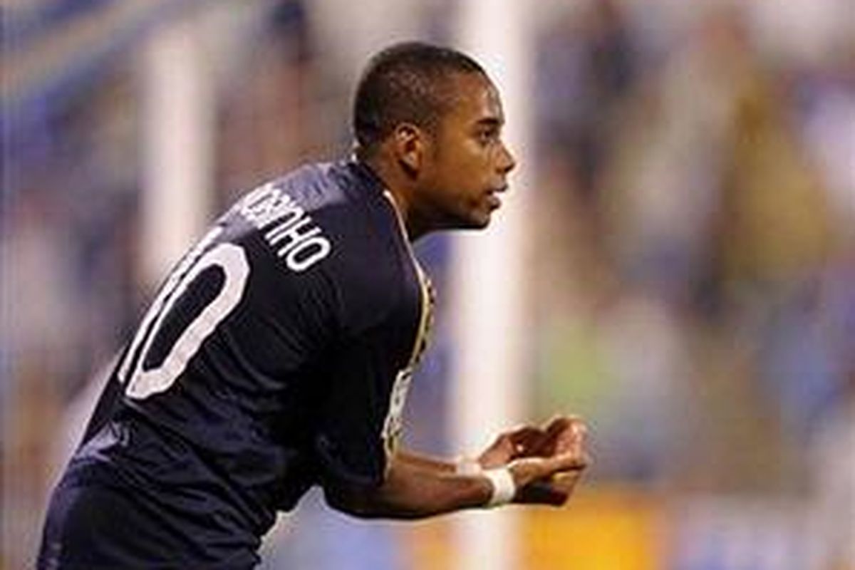 Robinho bakal berpikir keras untuk menimbang keputusan, bertahan di Real Madrid atau pindah ke Chelsea.