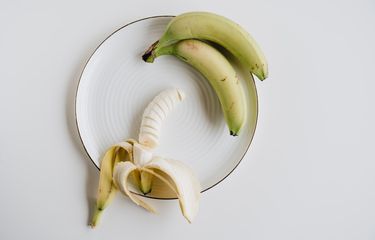 Pisang yang belum terlalu matang efektif mengobati diare.

