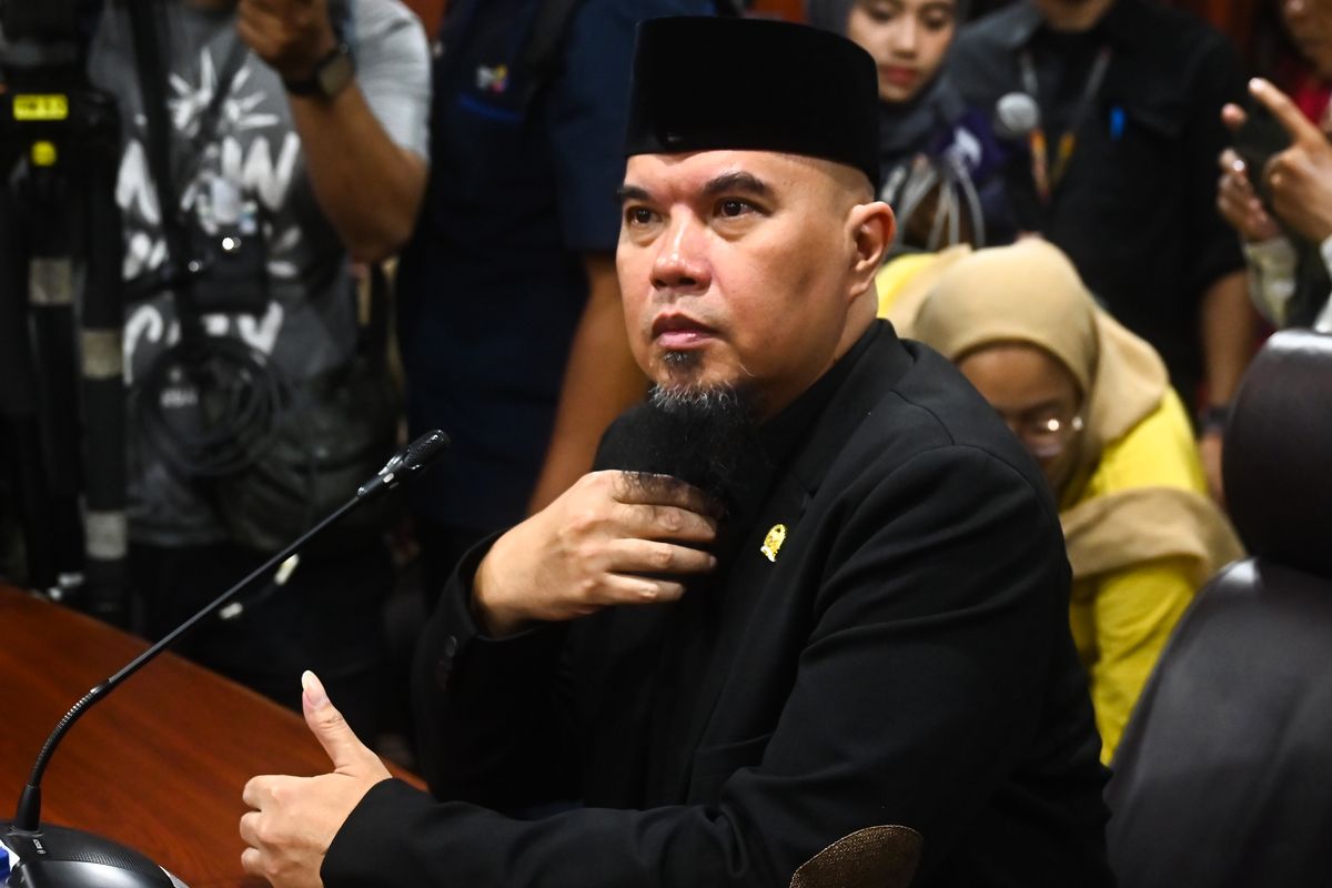 Anggota DPR fraksi Gerindra Ahmad Dhani mengikuti sidang etik di Mahkamah Kehormatan Dewan DPR, Kompleks Parlemen, Senayan, Jakarta, Rabu (7/5/2025). Mahkamah Kehormatan Dewan DPR menjatuhkan sanksi ringan kepada Ahmad Dhani karena terbukti melanggar etik sebagai anggota DPR dalam kasus dugaan penghinaan marga Pono. ANTARA FOTO/Rivan Awal Lingga/tom.