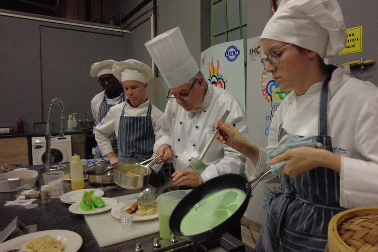 ?Indonesian Fun Cooking Class? merupakan salah satu upaya KBRI Windhoek memperkuat gastrodiplomasi Indonesia di Namibia. Sedikitnya, sepuluh orang dari kalangan food enthusiast, pemilik restoran, dan jurnalis atau friends of Indonesia mengikuti kegiatan ini.