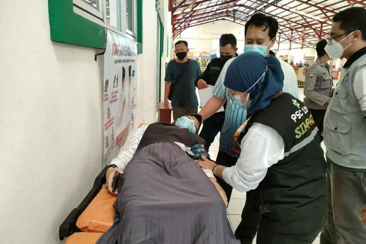 Seorang pedagang Pasar Sandang Sumedang mengalami pusing hingga harus mendapatkan perawatan medis usai disuntik vaksin Covid-19 di Pasar Sandang Sumedang, Jawa Barat, Kamis (25/3/2021). AAM AMINULLAH/KOMPAS.com