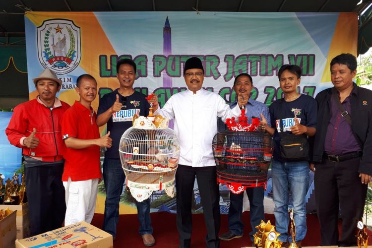 Gus Ipul bersama komunitas pecinta burung di arena Liga Puter Jawa Timur VII di Pasar Jambangan Surabaya, Sabtu (25/11/2017).