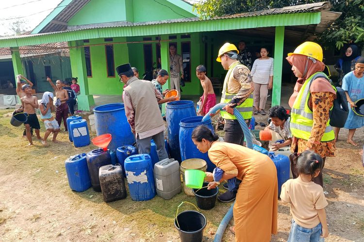 Dampak Kekeringan Bekasi, Anak-anak Cibarusah Sering Telat Sekolah karena Mandi di Kali