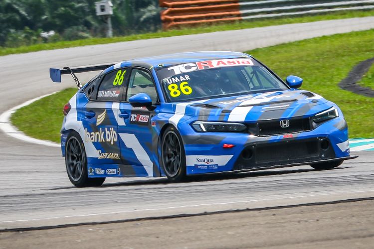 Umar Abdullah Basalamah, pebalap Indonesia yang berhasil podium tiga di TCR Asia
