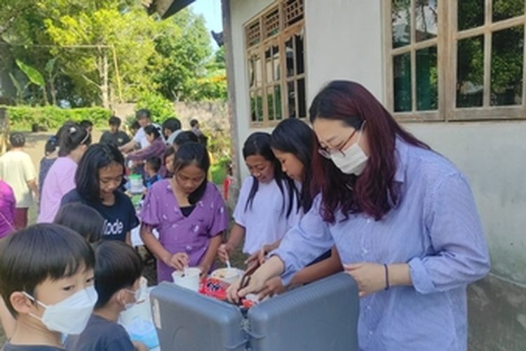 Anak-anak les bahasa korea gratis dengan tukar sampah di Desa Pedawa, Kecamatan Banjar, Kabupaten Buleleng, Bali.