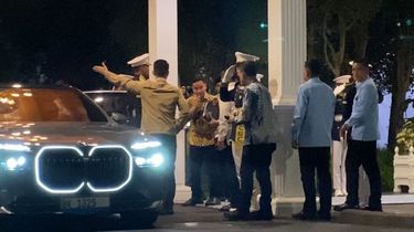 Usai 3,5 Jam Mendampingi Prabowo, Gibran Pulang Semobil dengan Jokowi