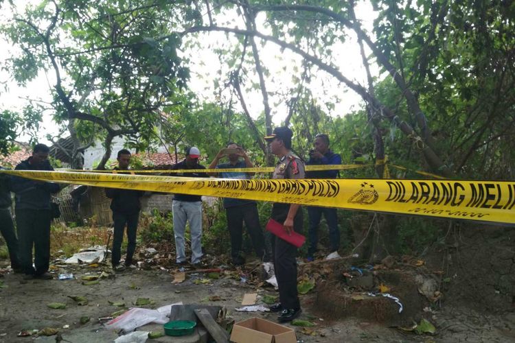 Polisi menunjukkan tempat pembuatan petasan di Dusun Krajan B, RT 009 RW 008, Desa Rengasdengklok Utara, Kecamatan Rengasdengklok, Kabupaten Karawang, Jumat (18/5/2018). Beberapa barang bukti diamankan petugas untuk penyelidikan lebih lanjut.