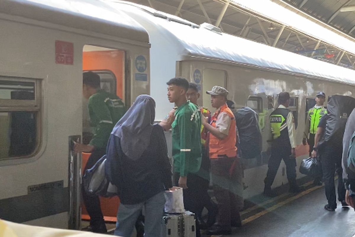 Suasana Stasiun Surabaya Gubeng saat momen balik Hari Raya Idul Fitri, Senin (7/4/2025). Porter terlihat membantu penumpang membawa barang bawaannya ke dalam kereta.