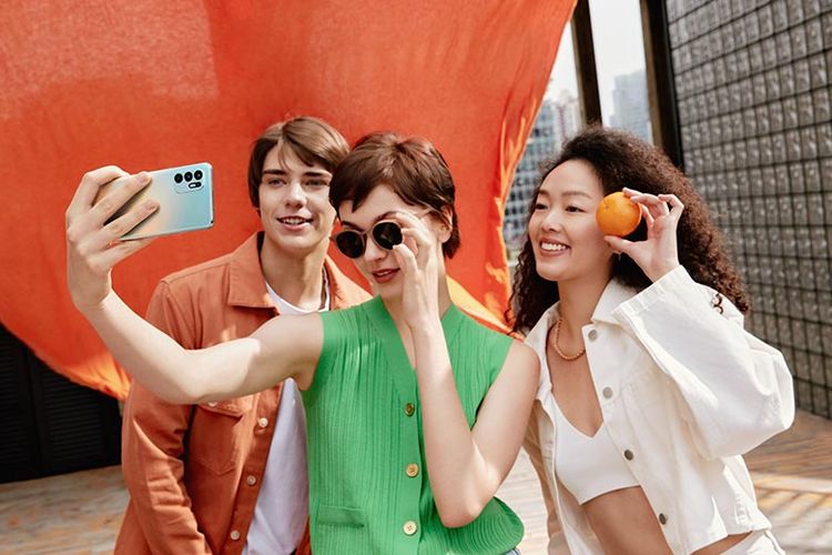 Ilustrasi penggunaan fitur kamera Oppo Reno6  di luar ruangan.