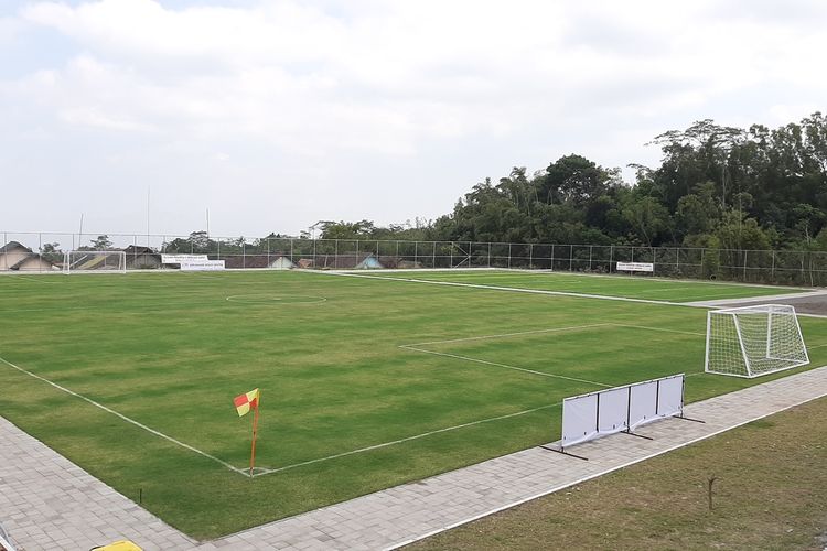 lapangan mini soccer di Kepuharjo Sport Center (KSC) yang menggunakan rumput standar
