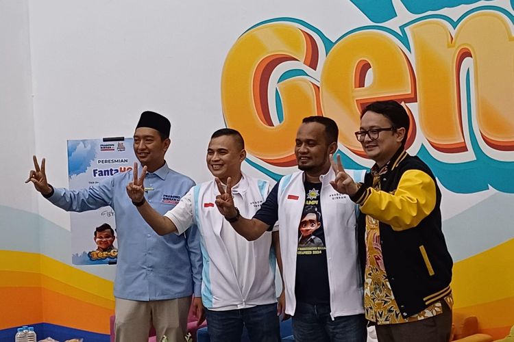 Dua anak muda yang pernah bergabung ke Tim Pemenangan Nasional (TPN) Ganjar-Mahfud, Luhut Parlinggoman Siahaan dan Zieko CH Odang bergabung ke Tim Kampanye Nasional (TKN) Prabowo-Gibran di TKN Fanta, Jakarta, Jumat (5/1/2024).