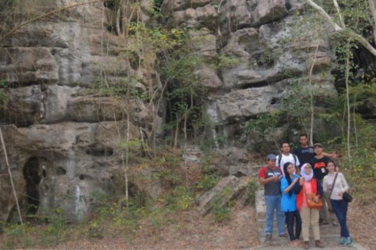 Rombongan jurnalis dari Jakarta sedang mengabadikan gambar di depan pintu masuk Goa Batu Cermin, Desa Batu Cermin, Kecamatan Komodo, Manggarai Barat, Flores, NTT, Rabu (31/8/2016).