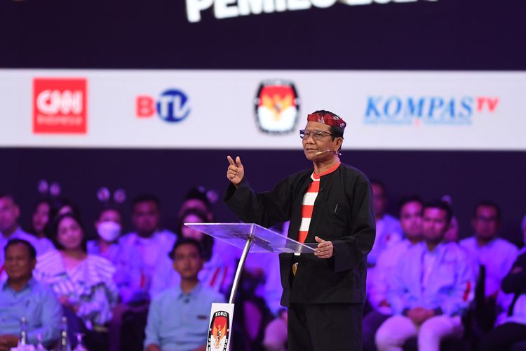 Calon wakil presiden nomor urut 3 Mahfud MD menyampaikan gagasannya saat debat calon wakil presiden Pemilu 2024 di JCC, Jakarta, Jumat (22/12/2023). Debat kedua Pemilu 2024 diikuti tiga cawapres yang mengangkat tema ekonomi kerakyatan, ekonomi digital, keuangan, investasi pajak, perdagangan, pengelolaan APBN/APBD, infrastruktur, dan perkotaan. 