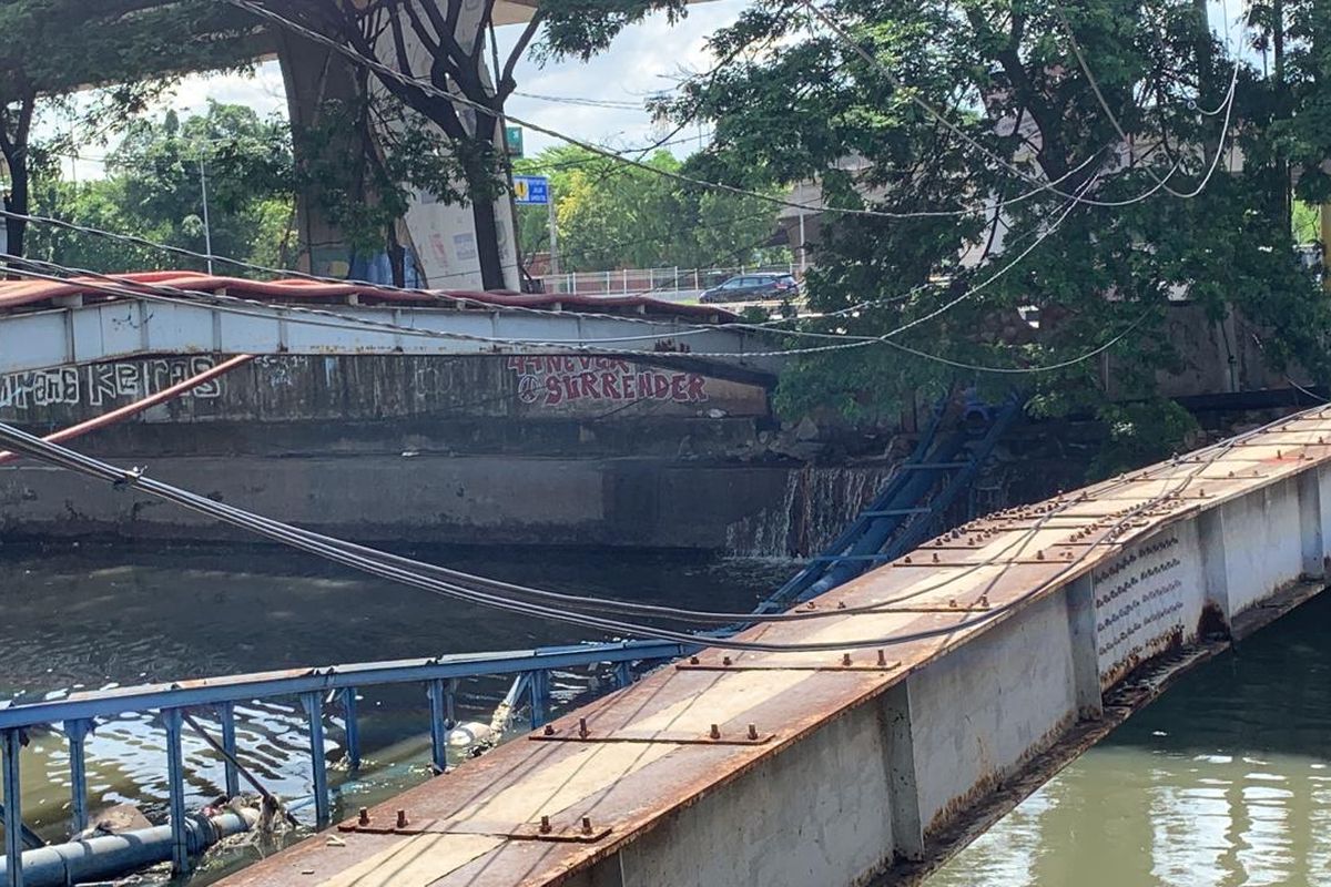 Sejak Kamis (1/2/2024), pipa yang terletak di Kali Sunter, Plumpang Semper Raya, Koja, Jakarta Utara, masih terus mengeluarkan air bersih dan terbuang ke kali Sunter. 