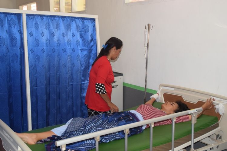 LN (20), wanita yang diduga mengonsumsi paracetamol caffeine carisoprodol (PCC), hingga saat ini belum sadar dan masih menjalani perawatan di ruang Unit Gawat Darurat (UGD) RSUD Kota Baubau, Sulawesi Tenggara. Kedua tangan dan kakinya sengaja diikat agar tidak memberontak dan berusaha melepaskan infus pada tangan kanannya.