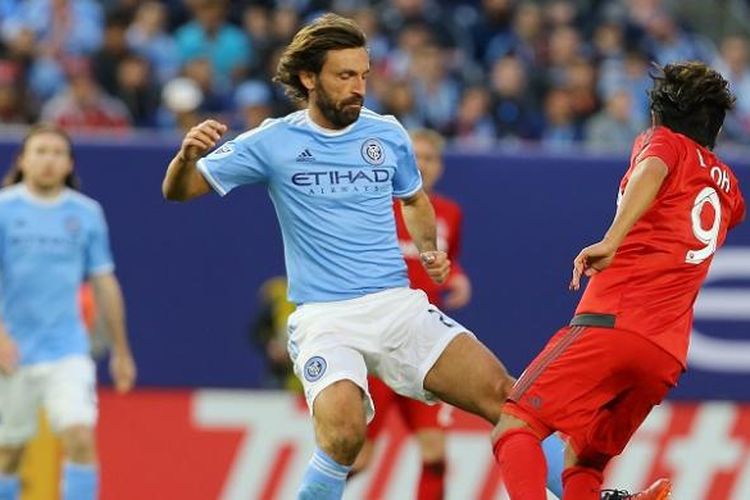 Gelandang asal Italia, Andrea Pirlo, tampil memperkuat New York City FC dalam laga kontra Toronto FC di Stadion Yankee, 13 Maret 2016.