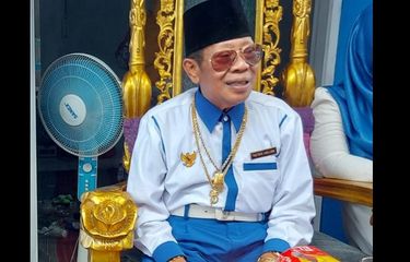 Heboh muncul sosok raja Kerajaan Angling Dharma di Pandeglang, ternyata bernama Sultan Jamaludin Firdaus (82) yang memang disebut Baginda oleh santri dan pekerjanya. Ia disebut memiliki gaya busana nyentrik dan memiliki rumah bak kerajaan dengan nama Angling Dharma. 