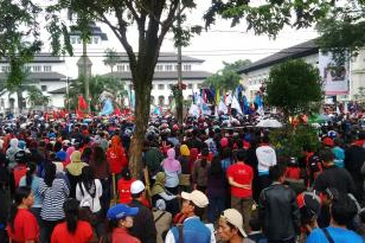 Ratusan buruh menggelar demonstrasi di Gedung Sate, Bandung beberapa waktu lalu.