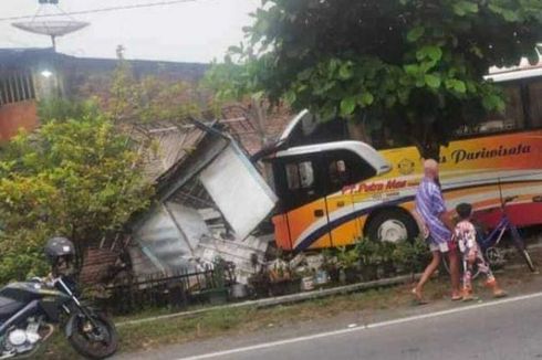 Diduga Sopir Mengantuk, Bus Pariwisata Tabrak Warung dan Rumah di Bojonegoro