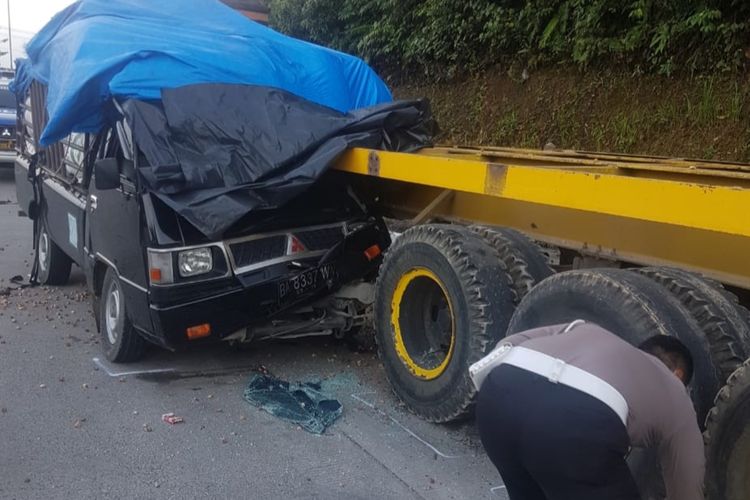 Pikap menabrak truk kontainer yang sedang parkir. Satu tewas dan sopir melarikan diri di Padang, Sumbar, Rabu (15/1/2020)